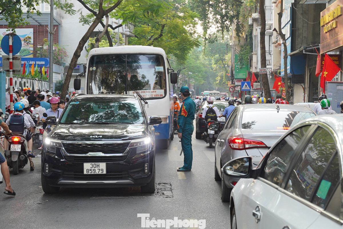 Trên đường Thụy Khuê (khu vực gần trường Tiểu học và Trung học phổ thông Chu Văn An) vào khoảng 6 giờ 40, tình trạng giao thông rất đông đúc. Đa số các phương tiện là của phụ huynh đang đưa con đến trường.