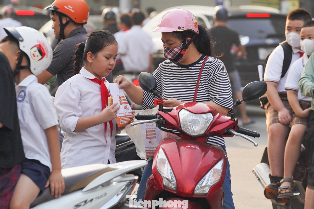 Đưa con đến trường ngày khai giảng, chị Lê Thị Việt (quận Tây Hồ) cho biết, giao thông hôm nay có đông nhưng không xảy ra tình trạng ùn tắc. "Nhờ sự hướng dẫn và điều tiết của lực lượng chức năng nên tôi có thể thuận lợi đưa con đi học" chị Việt chia sẻ.