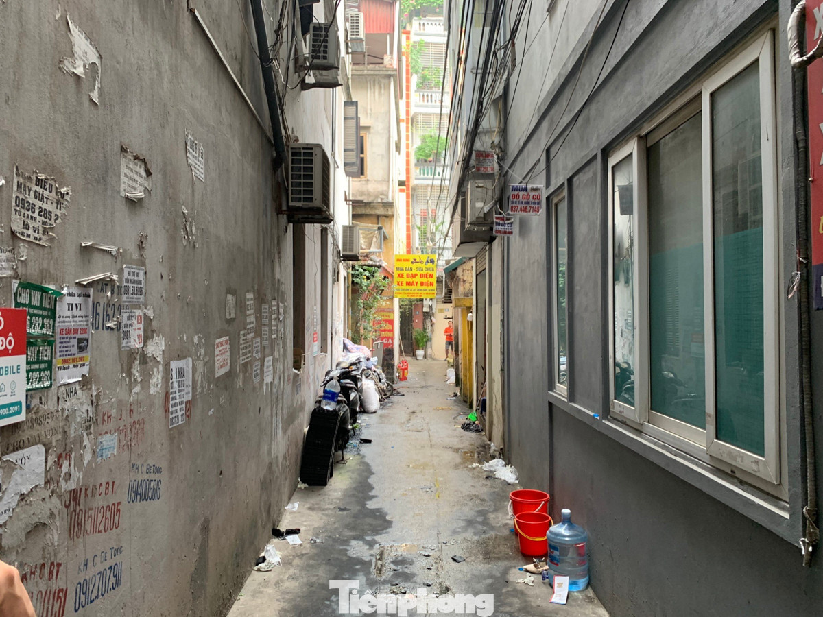 Ngôi nhà nằm sâu trong ngõ cụt, chỉ có một đường ra vào duy nhất ở lối cổng.