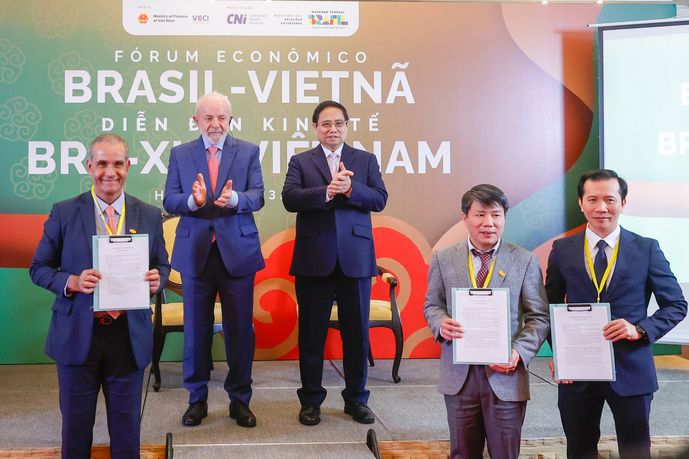 Thủ tướng Phạm Minh Chính và Tổng thống Lula da Silva chứng kiến lễ ký kết và trao Biên bản ghi nhớ về hợp tác đầu tư vào Việt Nam giữa 3 bên: JBS, Trung tâm Xúc tiến, Thông tin và Hỗ trợ đầu tư (Bộ Tài chính) và Tập đoàn đầu tư Sao Đỏ. Ảnh: VGP/Nhật Bắc.