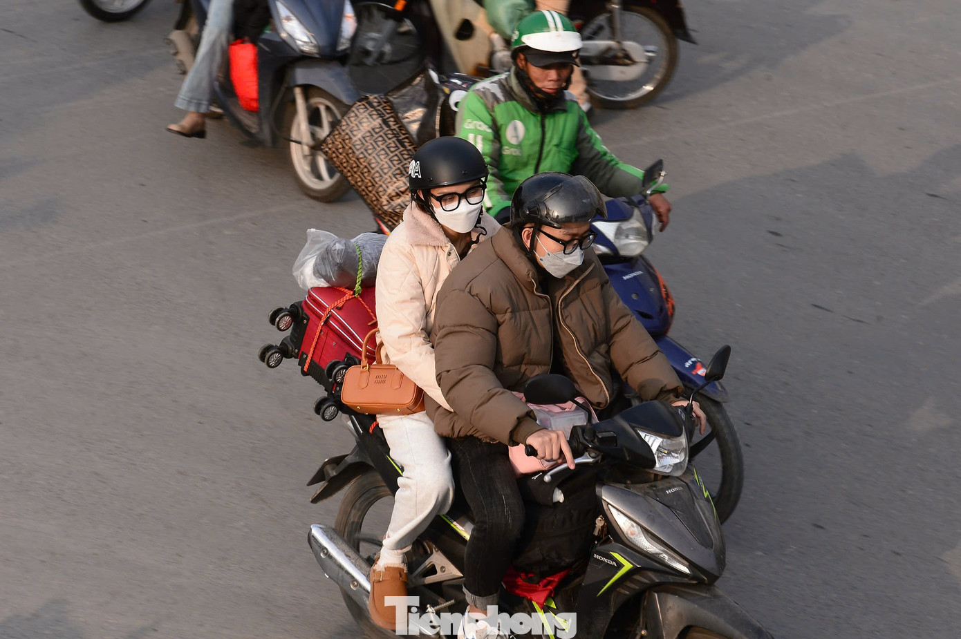 Người dân tại các tỉnh ven Hà Nội như Hà Nam, Nam Định đi xe máy theo quốc lộ 1 (cũ) về quê nghỉ Tết, mang theo lỉnh kỉnh đồ đạc. Người dân tại các tỉnh ven Hà Nội như Hà Nam, Nam Định đi xe máy theo quốc lộ 1 (cũ) về quê nghỉ Tết, mang theo lỉnh kỉnh đồ đạc.