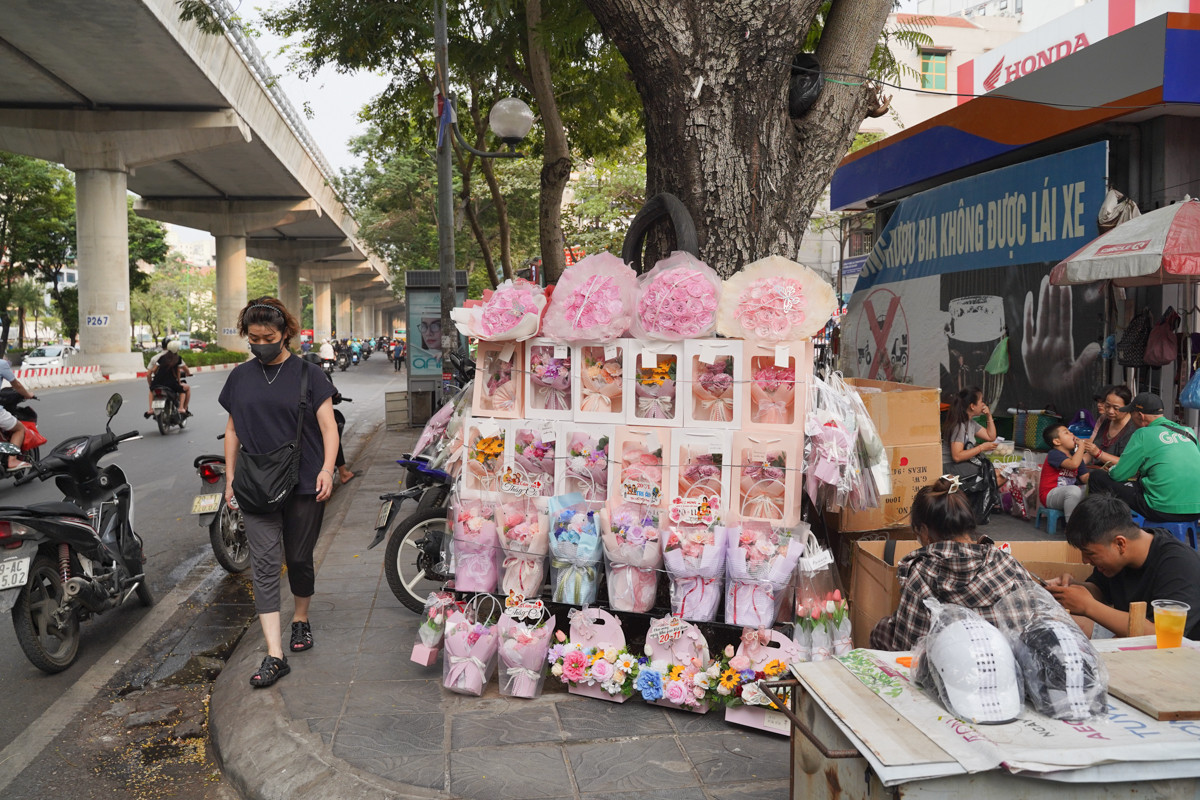 Theo ghi nhận, tại các tiệm hoa và quà tặng ở Hà Nội không quá đông đúc. Một số người bán hàng cho biết, vào dịp này, nhiều khách đã đặt hàng online từ trước hoặc mua theo từng khung giờ để tặng giáo viên, vì vậy không xảy ra tình trạng xếp hàng chờ đợi.