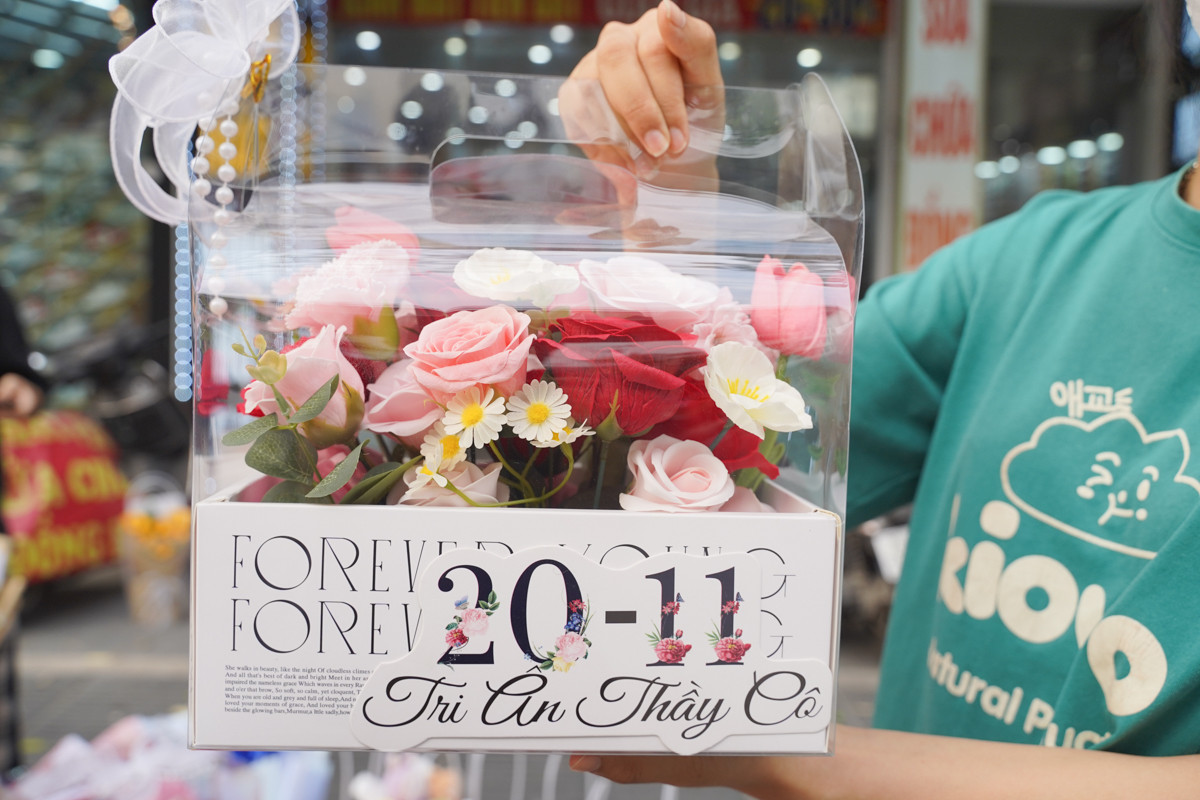 Hoa sáp cũng được nhiều bạn trẻ mua nhờ có độ bền và tính thẩm mỹ cao.