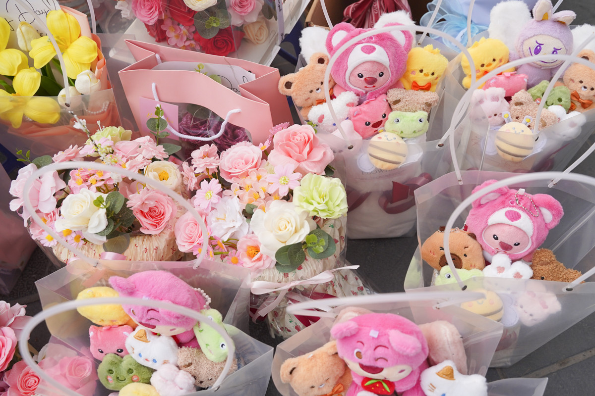 Hoa sáp cũng được nhiều bạn trẻ mua nhờ có độ bền và tính thẩm mỹ cao.