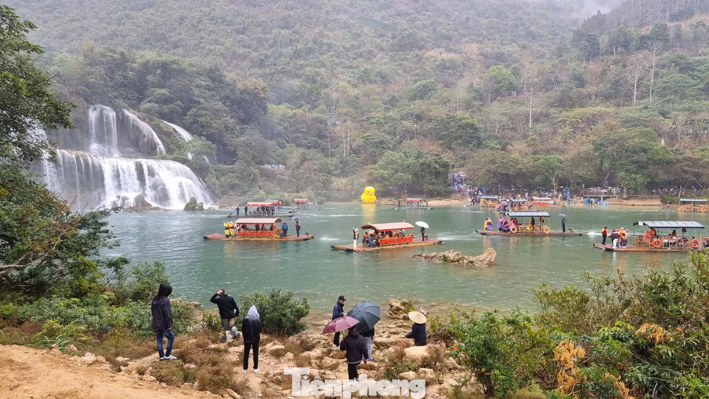 Nằm trên đường biên giới Việt - Trung, thác Bản Giốc thuộc xã Đàm Thủy, huyện Trùng Khánh, tỉnh Cao Bằng. Đây được xem là nơi có cảnh sắc thiên nhiên hùng vĩ tựa chốn tiên cảnh.