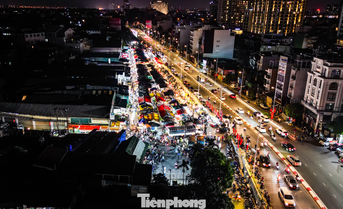 Chợ hoa đêm Quảng Bá nằm trên đường Âu Cơ (quận Tây Hồ, thành phố Hà Nội) hoạt động quanh năm nhưng thường chỉ nhộn nhịp nhất từ sau nửa đêm đến rạng sáng. Cận ngày Phụ Nữ Việt Nam 20/10, khung cảnh mua bán hoa trở nên tấp nập.