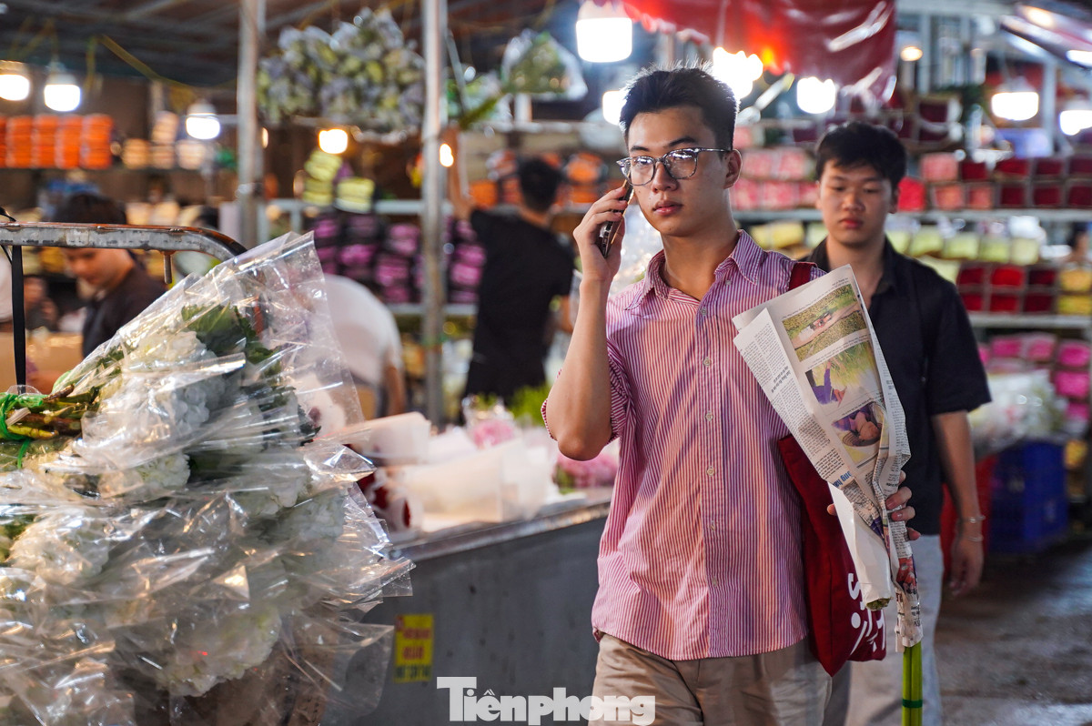 Cánh mày râu háo hức đi mua hoa.