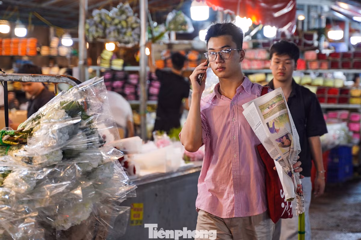 Cánh mày râu háo hức đi mua hoa.