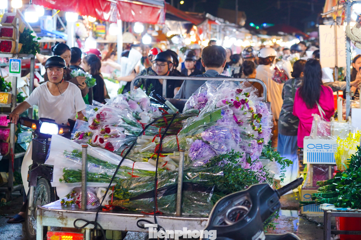 Những xe hàng chở hoa liên tục được vận chuyển vào chợ để phục vụ khách hàng dịp này.