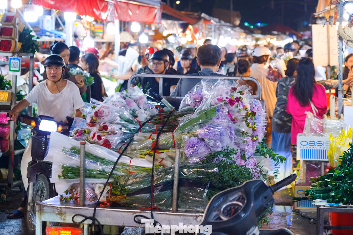 Những xe hàng chở hoa liên tục được vận chuyển vào chợ để phục vụ khách hàng dịp này.