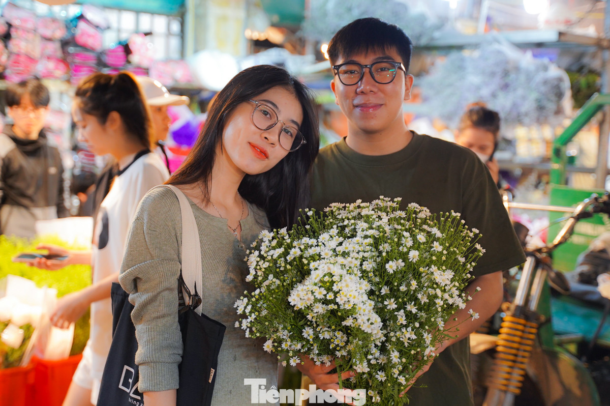 Anh Trí Vinh (Mỹ Đình, thành phố Hà Nội) tranh thủ cùng người yêu đi chợ hoa Quảng Bá trước ngày 20/10 để tránh đông. Tại đây, anh chọn được một bó cúc hoạ mi với giá 80 nghìn. "Không khí chợ hoa đêm tại Thủ đô lúc nào cũng náo nhiệt, trở thành nét đặc trưng không thể thiếu mỗi dịp lễ, đặc biệt là ngày dành cho các chị em phụ nữ. Giá hoa có phần cao hơn ngày thường một chút nhưng cũng ổn vì lễ mà", anh Vinh nói thêm.