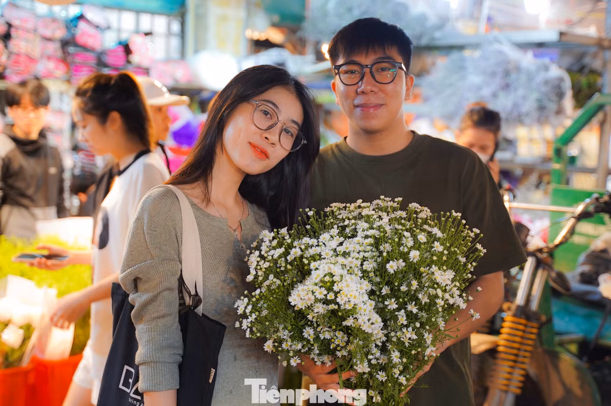 Anh Trí Vinh (Mỹ Đình, thành phố Hà Nội) tranh thủ cùng người yêu đi chợ hoa Quảng Bá trước ngày 20/10 để tránh đông. Tại đây, anh chọn được một bó cúc hoạ mi với giá 80 nghìn. "Không khí chợ hoa đêm tại Thủ đô lúc nào cũng náo nhiệt, trở thành nét đặc trưng không thể thiếu mỗi dịp lễ, đặc biệt là ngày dành cho các chị em phụ nữ. Giá hoa có phần cao hơn ngày thường một chút nhưng cũng ổn vì lễ mà", anh Vinh nói thêm.