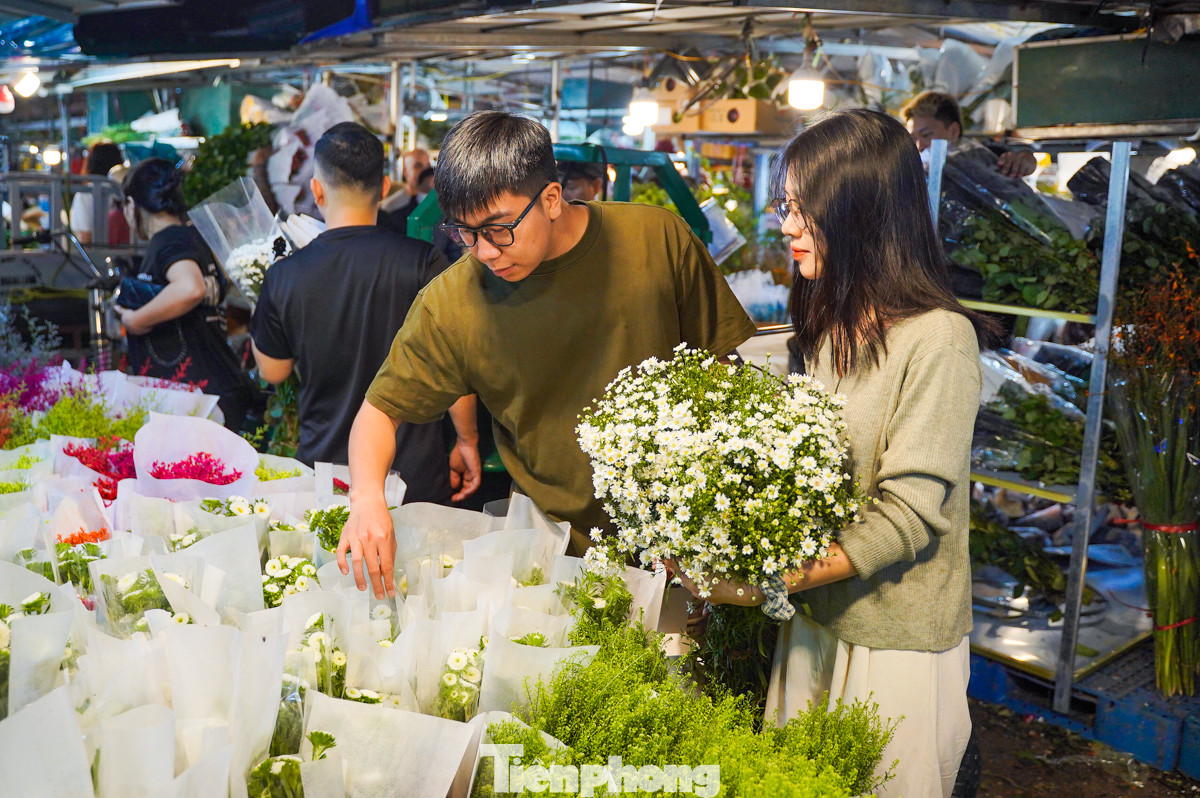 Anh Trí Vinh (Mỹ Đình, thành phố Hà Nội) tranh thủ cùng người yêu đi chợ hoa Quảng Bá trước ngày 20/10 để tránh đông. Tại đây, anh chọn được một bó cúc hoạ mi với giá 80 nghìn. "Không khí chợ hoa đêm tại Thủ đô lúc nào cũng náo nhiệt, trở thành nét đặc trưng không thể thiếu mỗi dịp lễ, đặc biệt là ngày dành cho các chị em phụ nữ. Giá hoa có phần cao hơn ngày thường một chút nhưng cũng ổn vì lễ mà", anh Vinh nói thêm.