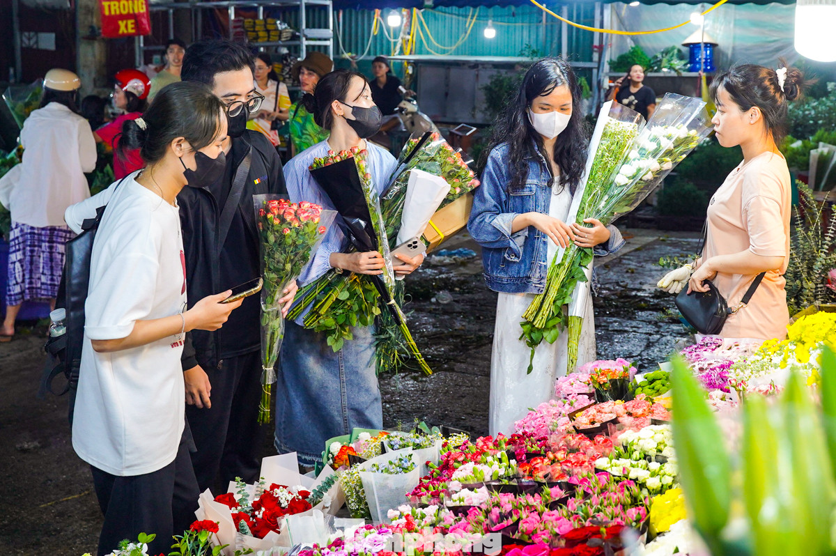 Hoa ở đây đủ chủng loại được đưa về từ khắp các vùng trồng hoa nổi tiếng của miền Bắc như Tây Tựu, Đông Anh, Gia Lâm, Phúc Yên… có những loại hoa thì vận chuyển từ Đà Lạt, Lâm Đồng...