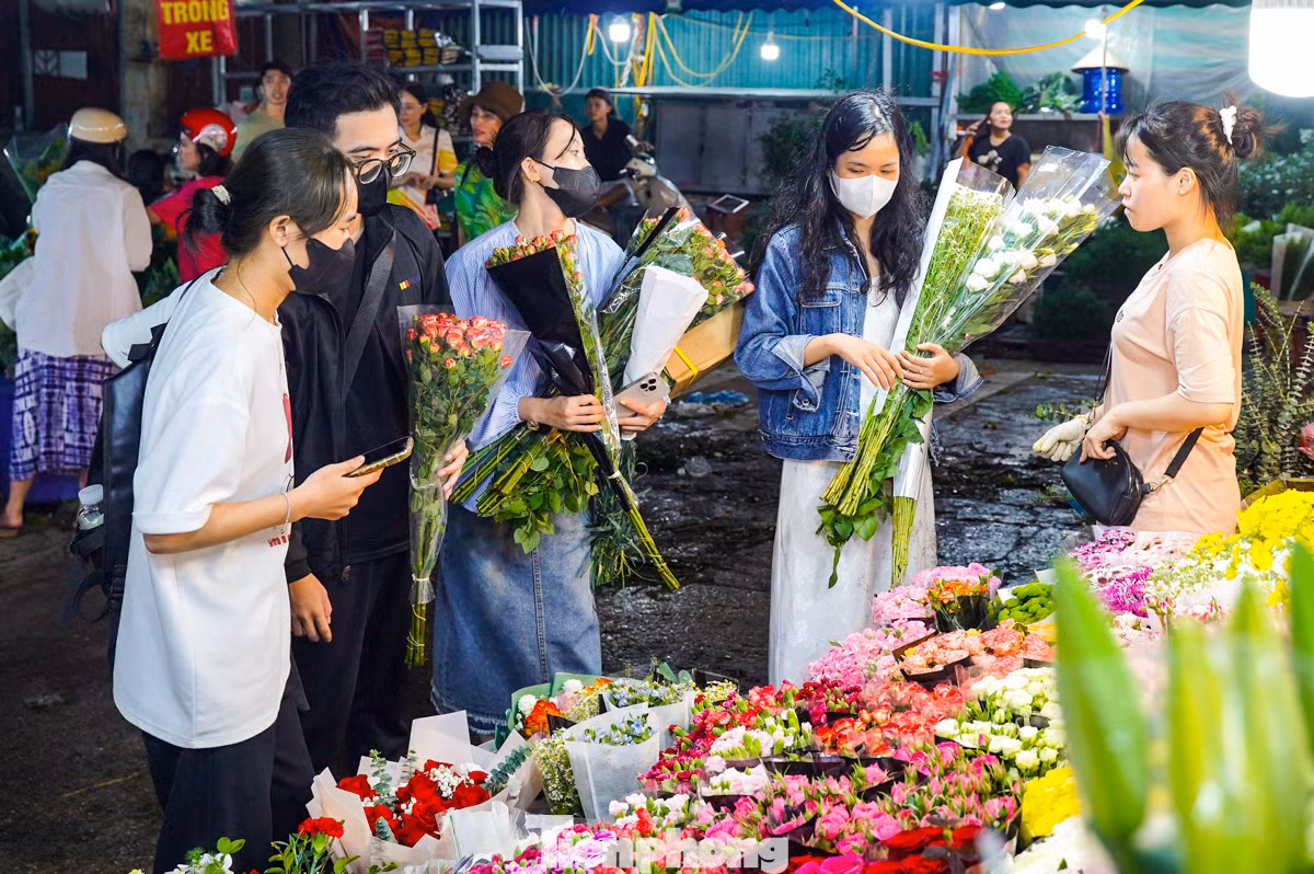 Hoa ở đây đủ chủng loại được đưa về từ khắp các vùng trồng hoa nổi tiếng của miền Bắc như Tây Tựu, Đông Anh, Gia Lâm, Phúc Yên… có những loại hoa thì vận chuyển từ Đà Lạt, Lâm Đồng...
