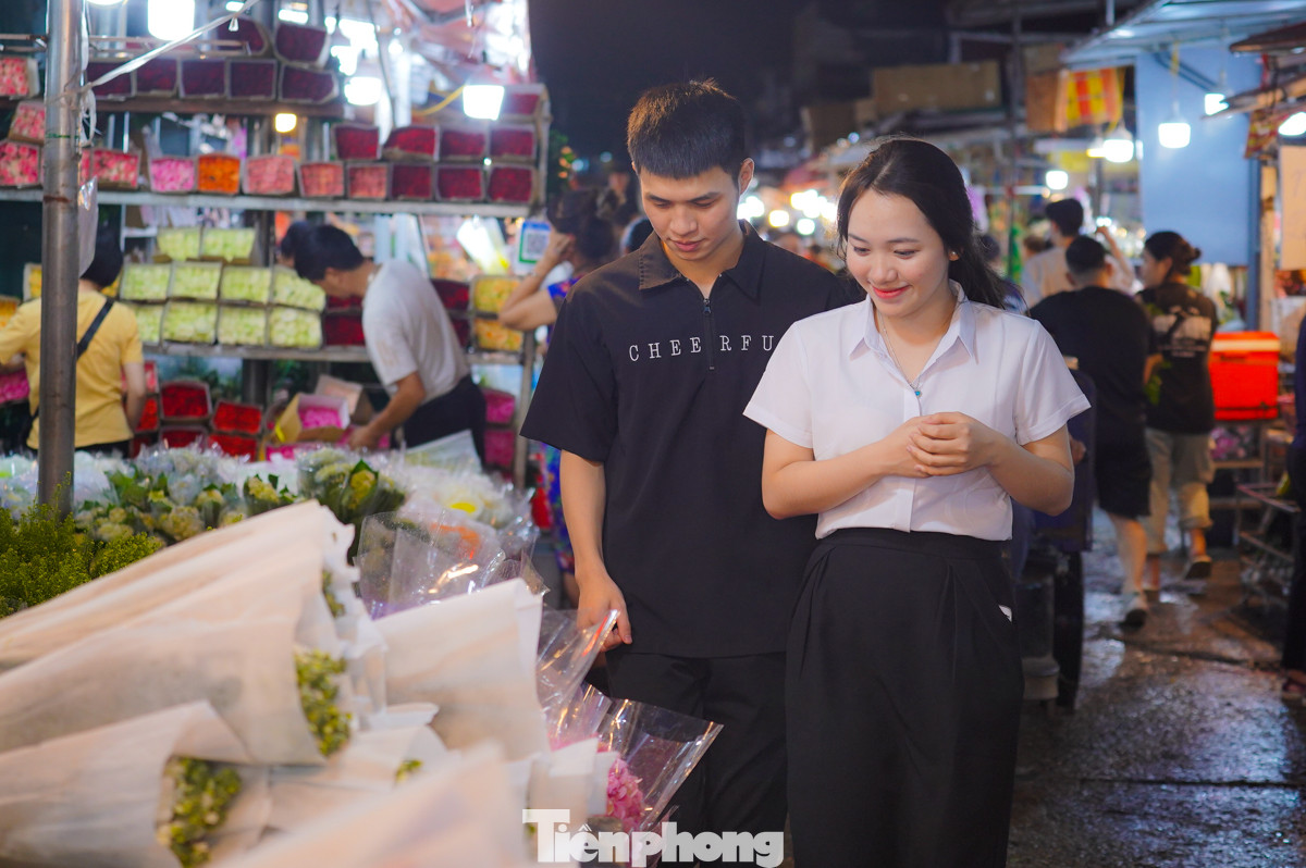 Nhiều chàng trai đưa người yêu đến chợ hoa đêm để chọn những bó hoa tươi đẹp nhất làm quà tặng nhân Ngày Phụ nữ Việt Nam 20/10.