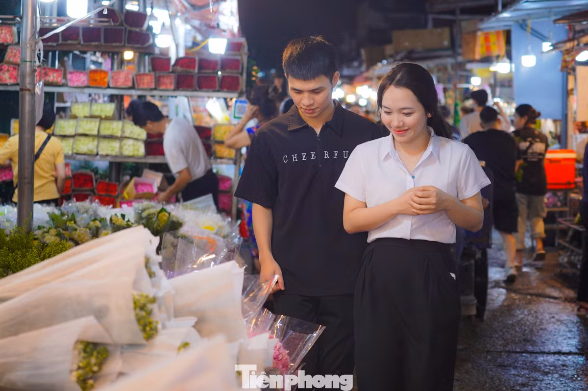 Nhiều chàng trai đưa người yêu đến chợ hoa đêm để chọn những bó hoa tươi đẹp nhất làm quà tặng nhân Ngày Phụ nữ Việt Nam 20/10.