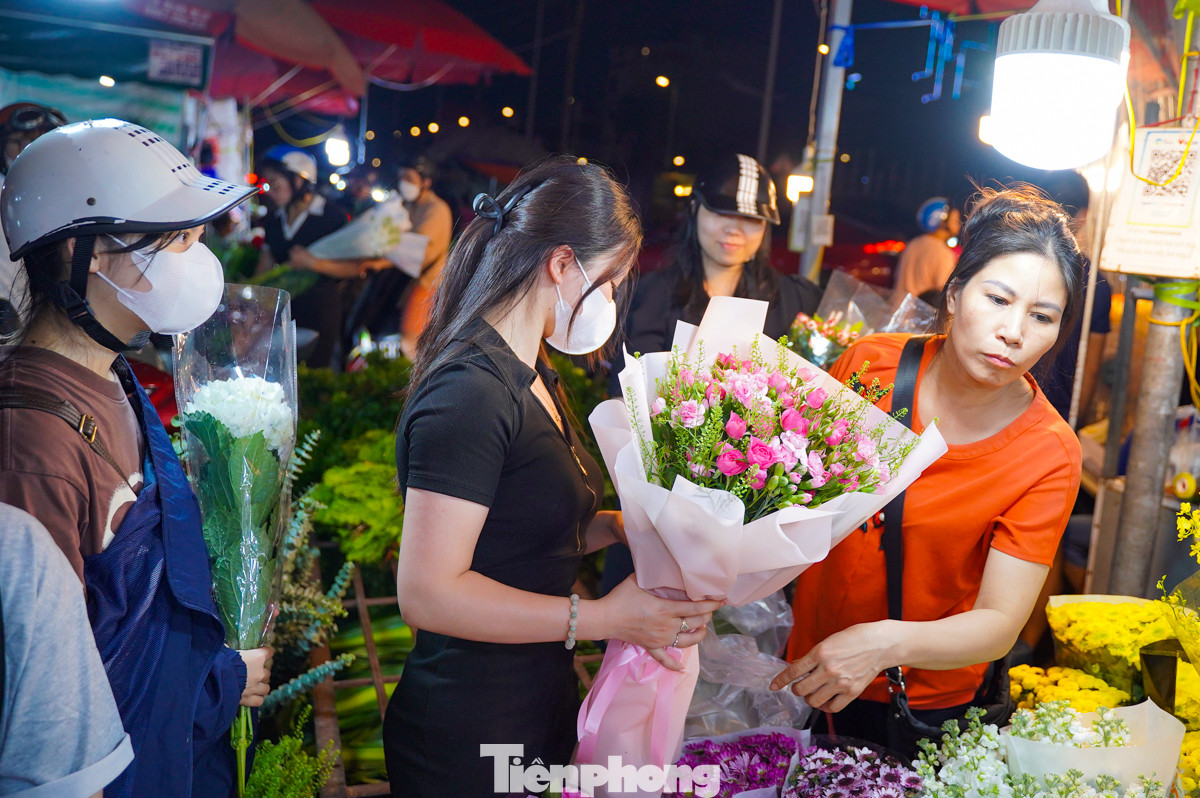 Chợ hoa đêm Quảng Bá được bày bán từ khoảng 8 giờ tối đến sáng sớm ngày hôm sau.