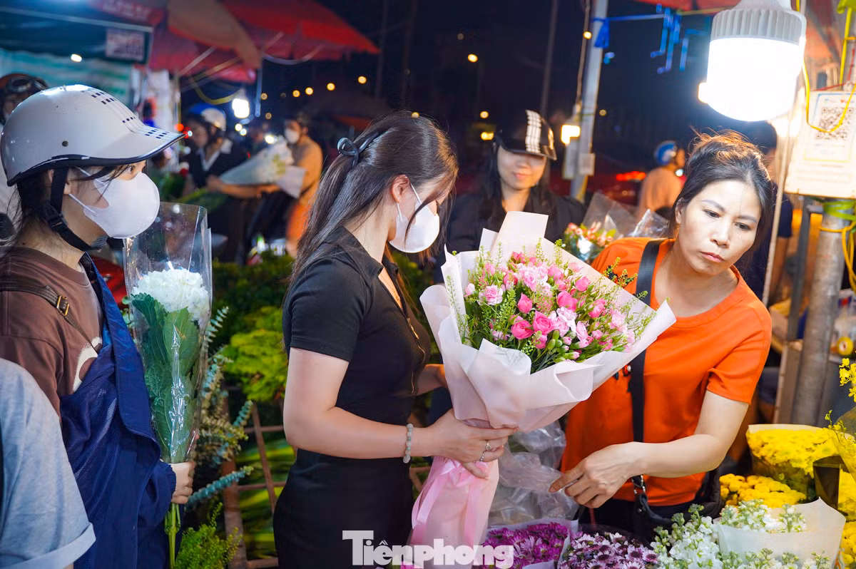 Chợ hoa đêm Quảng Bá được bày bán từ khoảng 8 giờ tối đến sáng sớm ngày hôm sau.