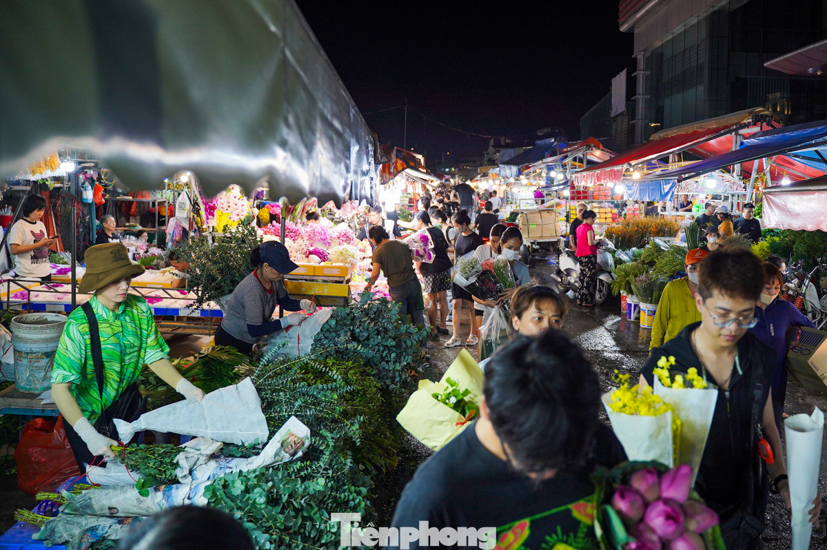 Theo ghi nhận của PV vào đêm 18/10, chợ hoa Quảng Bá trở nên vô cùng đông đúc và nhộn nhịp, với cảnh tấp nập người mua kẻ bán.