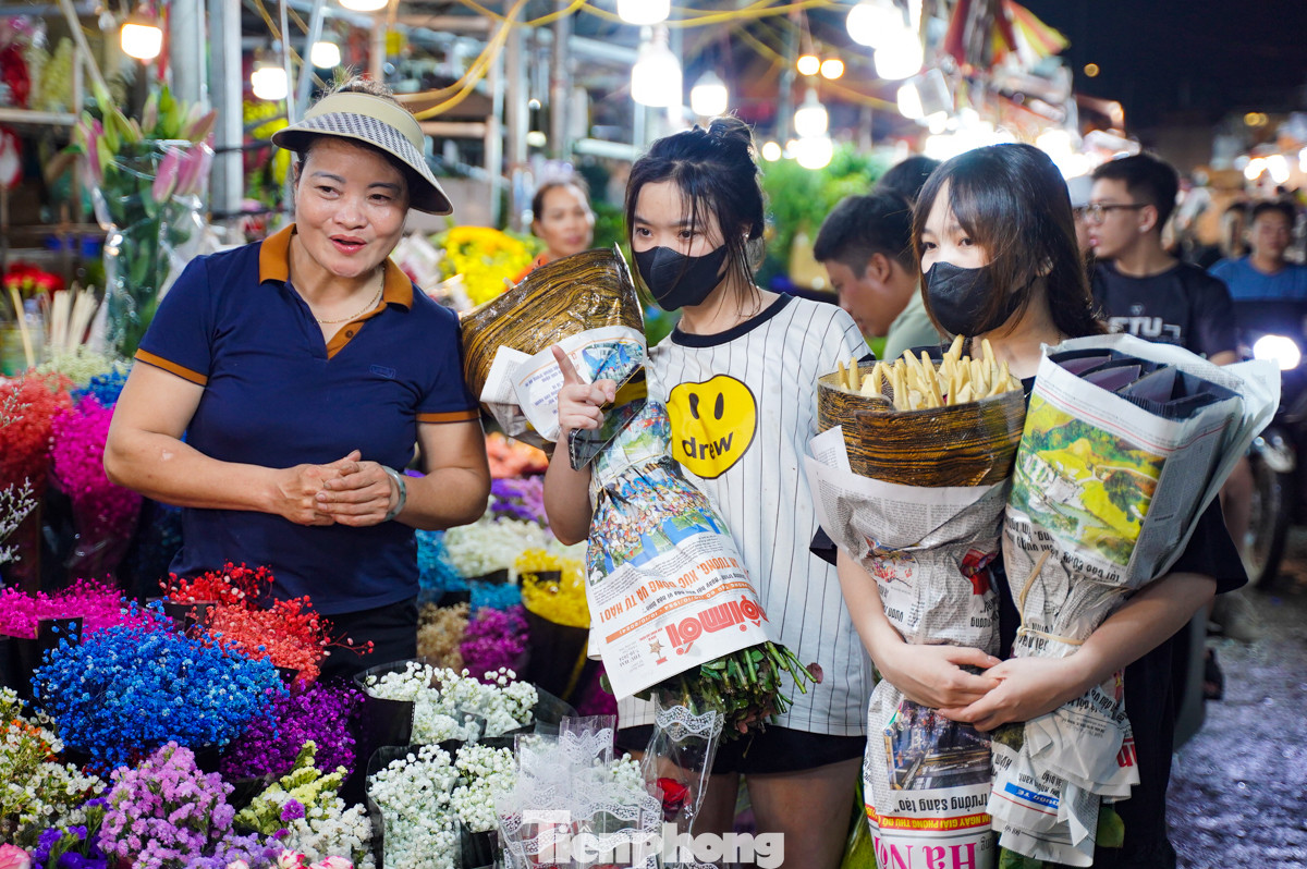 Chị Nguyễn Thị Duyên, chủ sạp hoa tại chợ Quảng Bá chia sẻ: “Năm nay lượng khách đến đây rất đông, đa số là các bạn trẻ. Hiện tại gần dịp lễ 20/10 nhưng tôi vẫn bán với giá gần như giống ngày bình thường, không tăng quá nhiều".