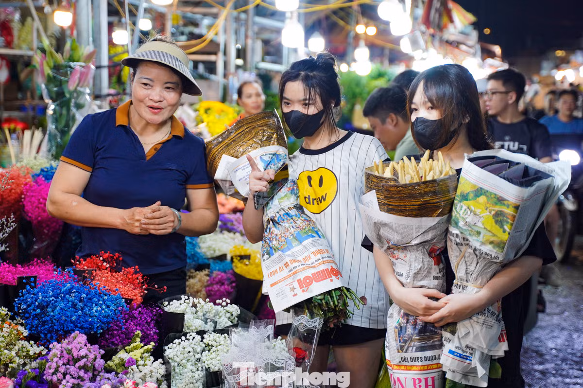 Chị Nguyễn Thị Duyên, chủ sạp hoa tại chợ Quảng Bá chia sẻ: “Năm nay lượng khách đến đây rất đông, đa số là các bạn trẻ. Hiện tại gần dịp lễ 20/10 nhưng tôi vẫn bán với giá gần như giống ngày bình thường, không tăng quá nhiều".