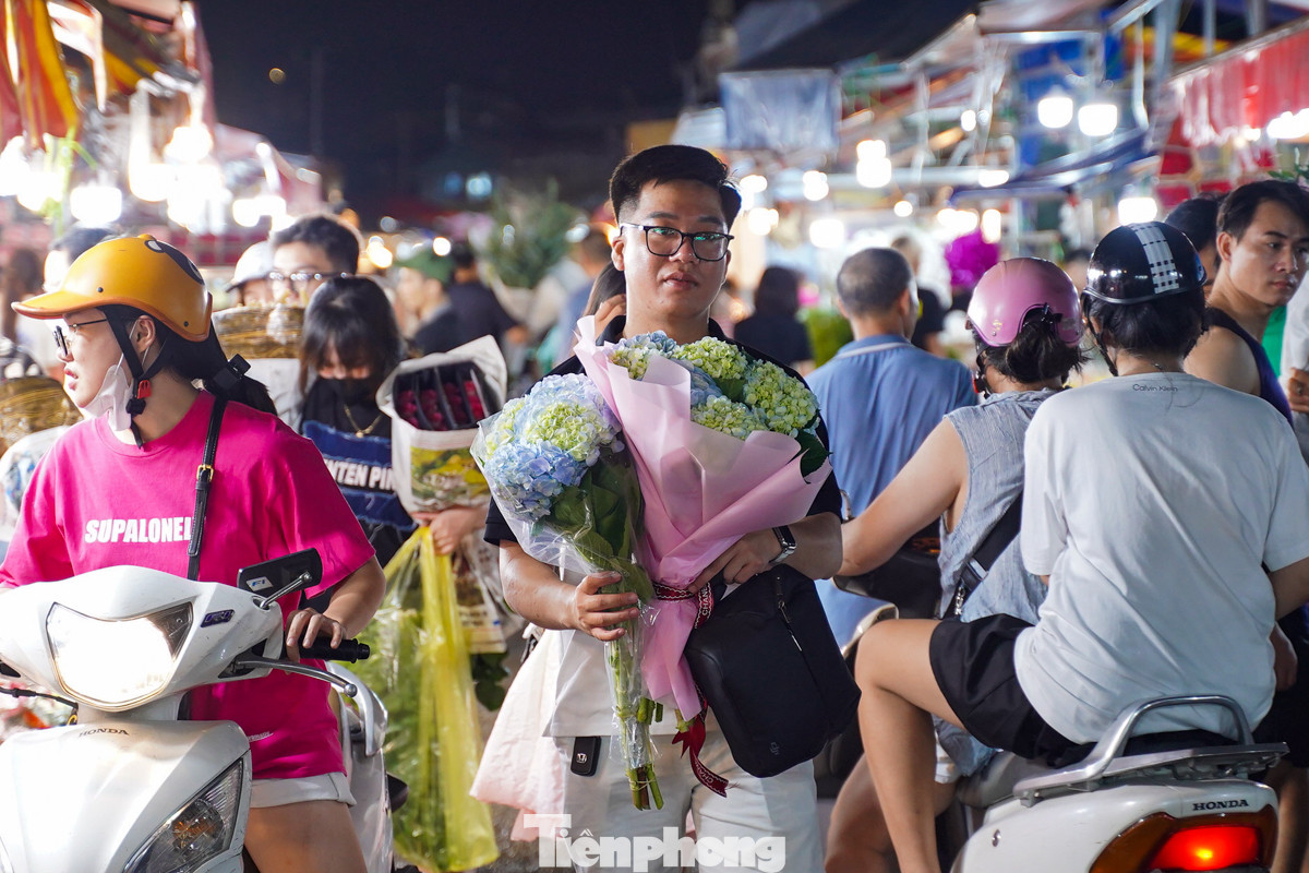 Cánh mày râu háo hức đi mua hoa.