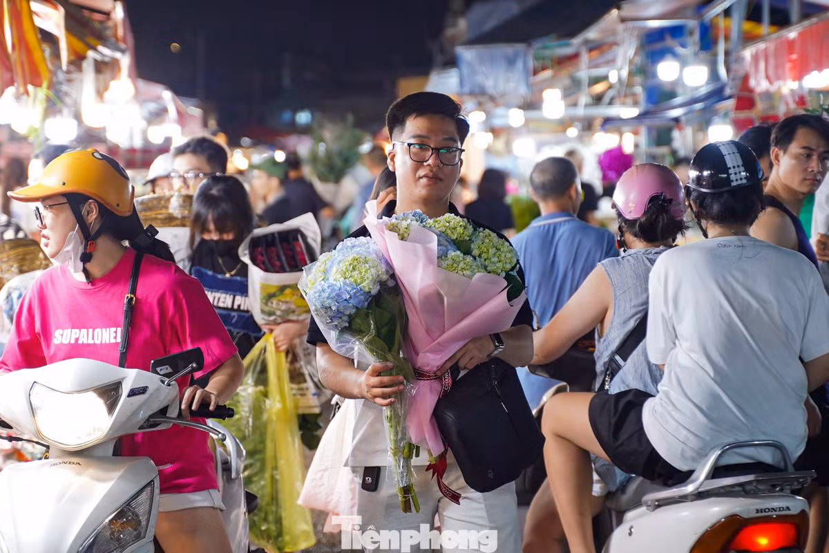 Cánh mày râu háo hức đi mua hoa.
