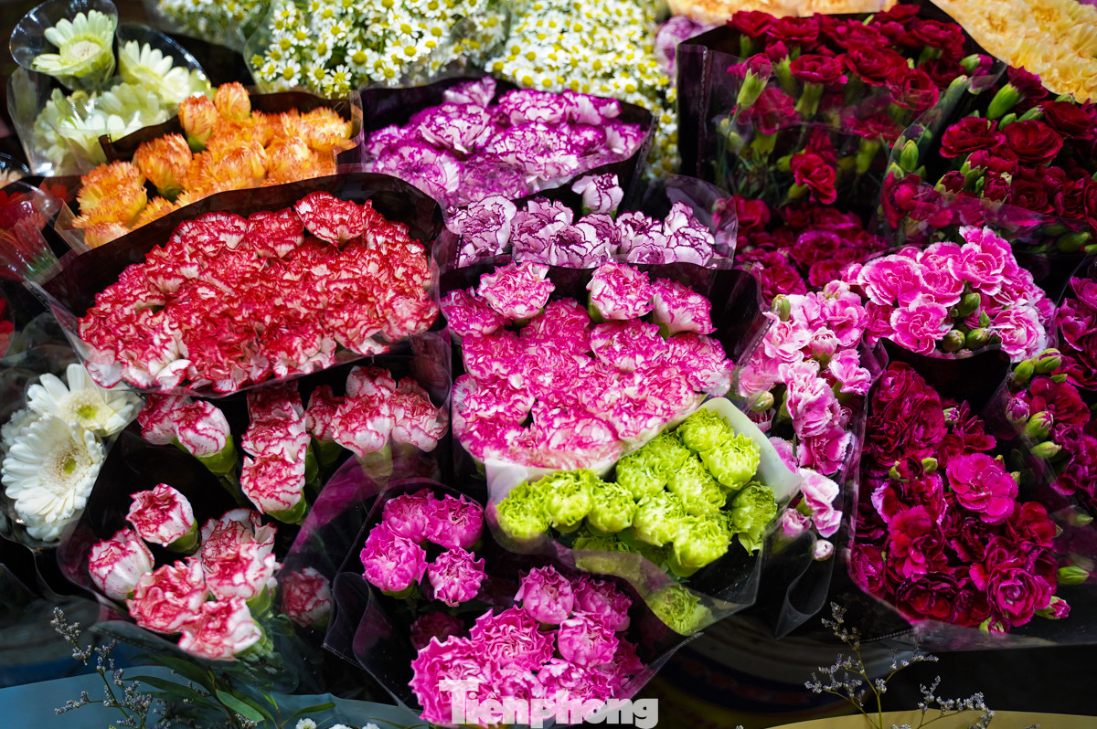 Hoa ở đây đủ chủng loại được đưa về từ khắp các vùng trồng hoa nổi tiếng của miền Bắc như Tây Tựu, Đông Anh, Gia Lâm, Phúc Yên… có những loại hoa thì vận chuyển từ Đà Lạt, Lâm Đồng...