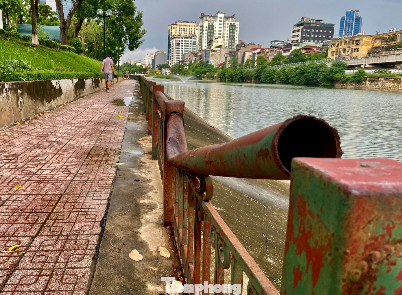 Công viên Thủ Lệ (quận Ba Đình) đã đi vào hoạt động gần 50 năm nay, với diện tích hơn 28ha, trong đó, 6ha diện tích hồ nước, còn lại là đất tự nhiên, khuôn viên bố trí vườn thú và các khu vui chơi. Ghi nhận tại công viên, hiện nhiều lan can, cơ sở hạ tầng đã xuống cấp.