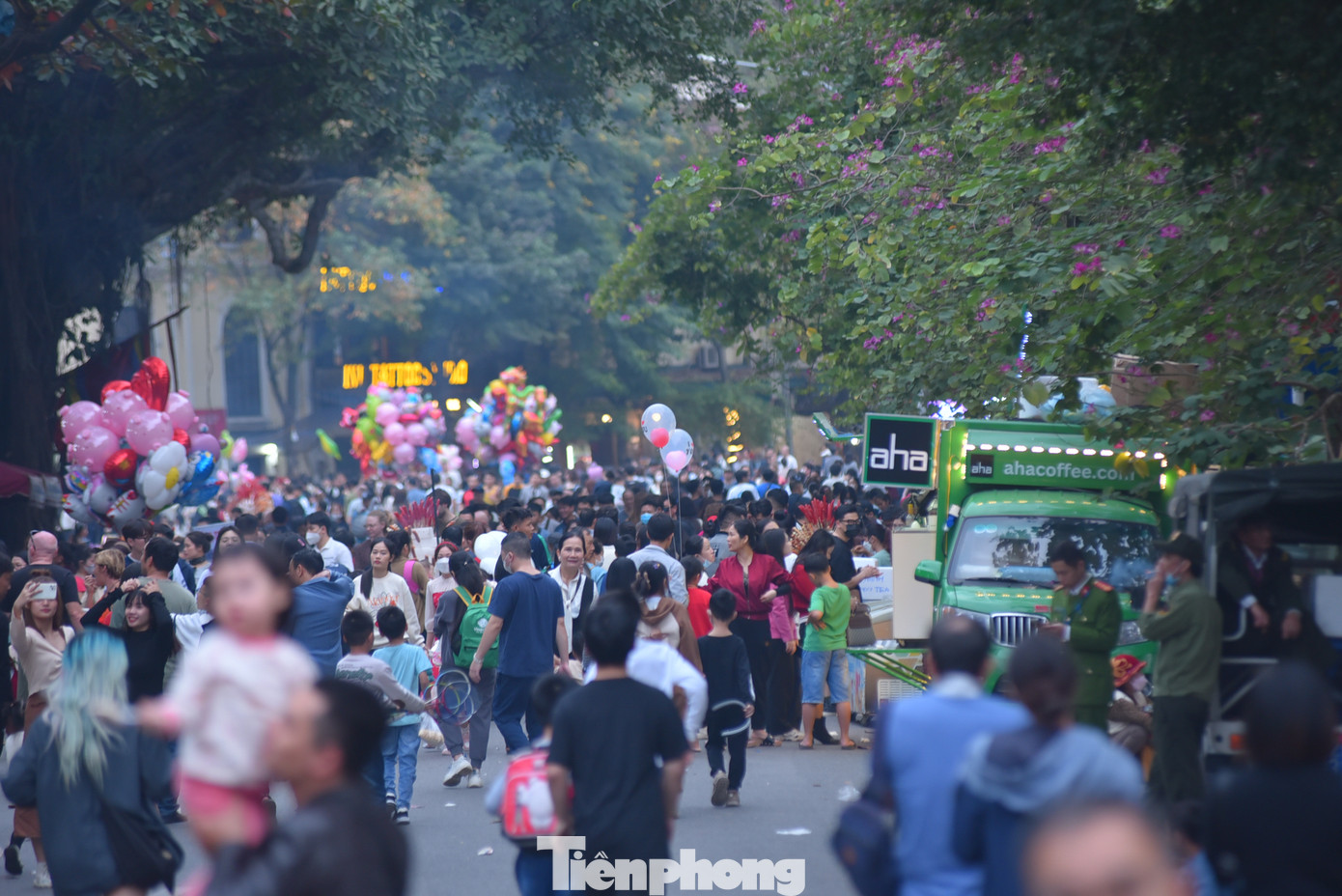 20h30 mới diễn ra lễ hội Countdown tại phố đi bộ Hồ Gươm (quận Hoàn Kiếm), nhưng nhiều bạn trẻ đã có mặt từ sớm để tìm vị trí đẹp xem chương trình nghệ thuật chào đón năm mới