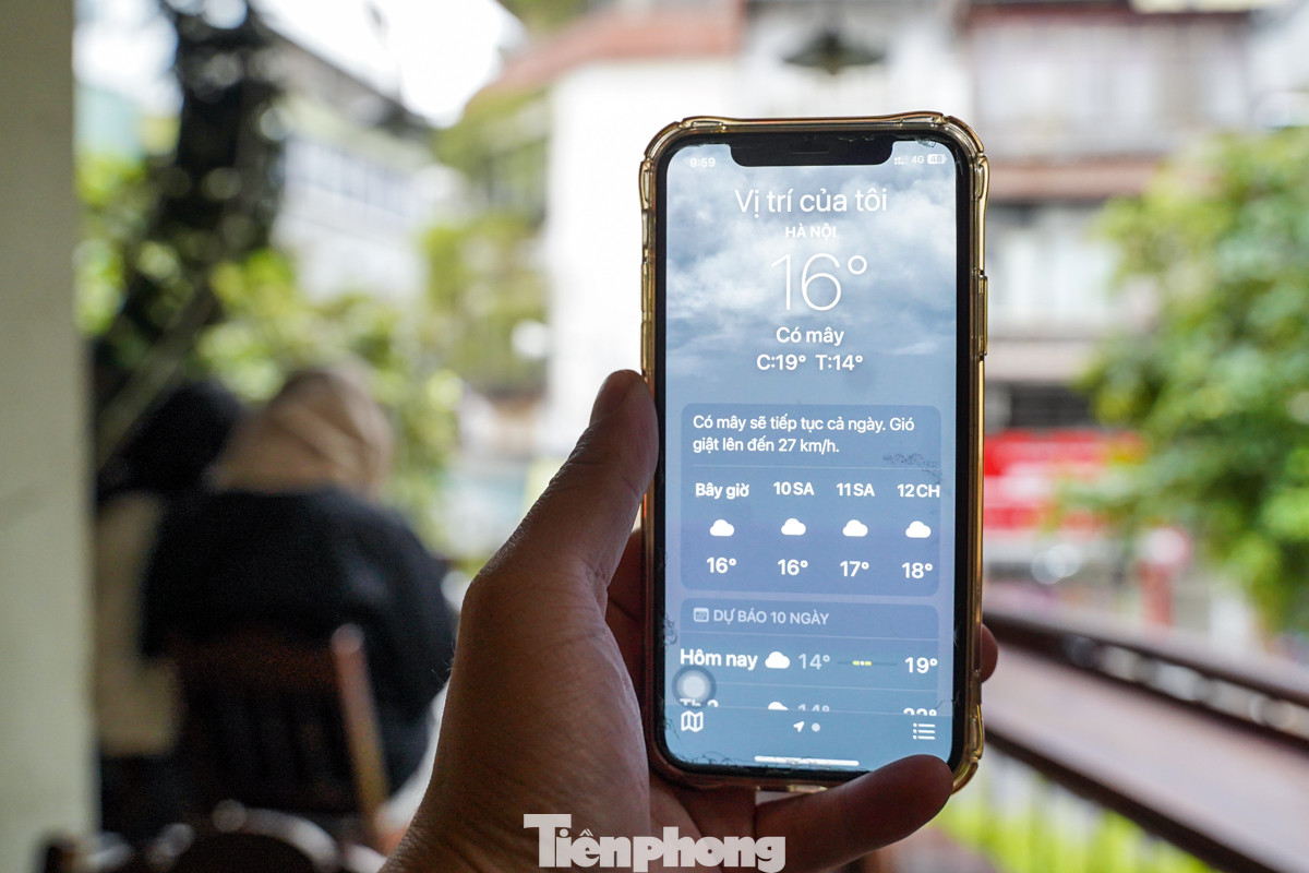 Đến gần 10 giờ, nhiệt độ ghi nhận ngoài trời ở Hà Nội là 16 độ C, trời lạnh và có gió.