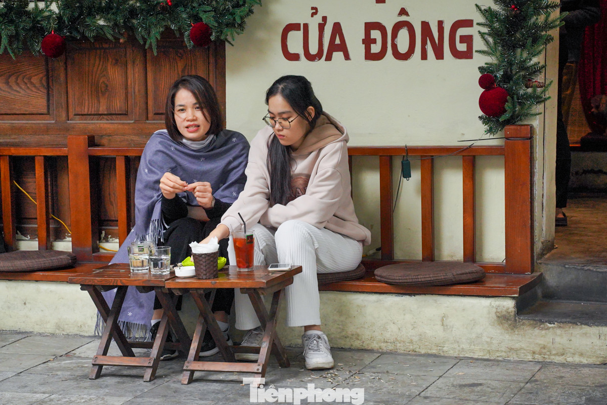 Ngồi trò chuyện, nhâm nhi trà chanh hay uống đồ nóng giữa mùa đông cũng là thú vui được nhiều bạn trẻ yêu thích.