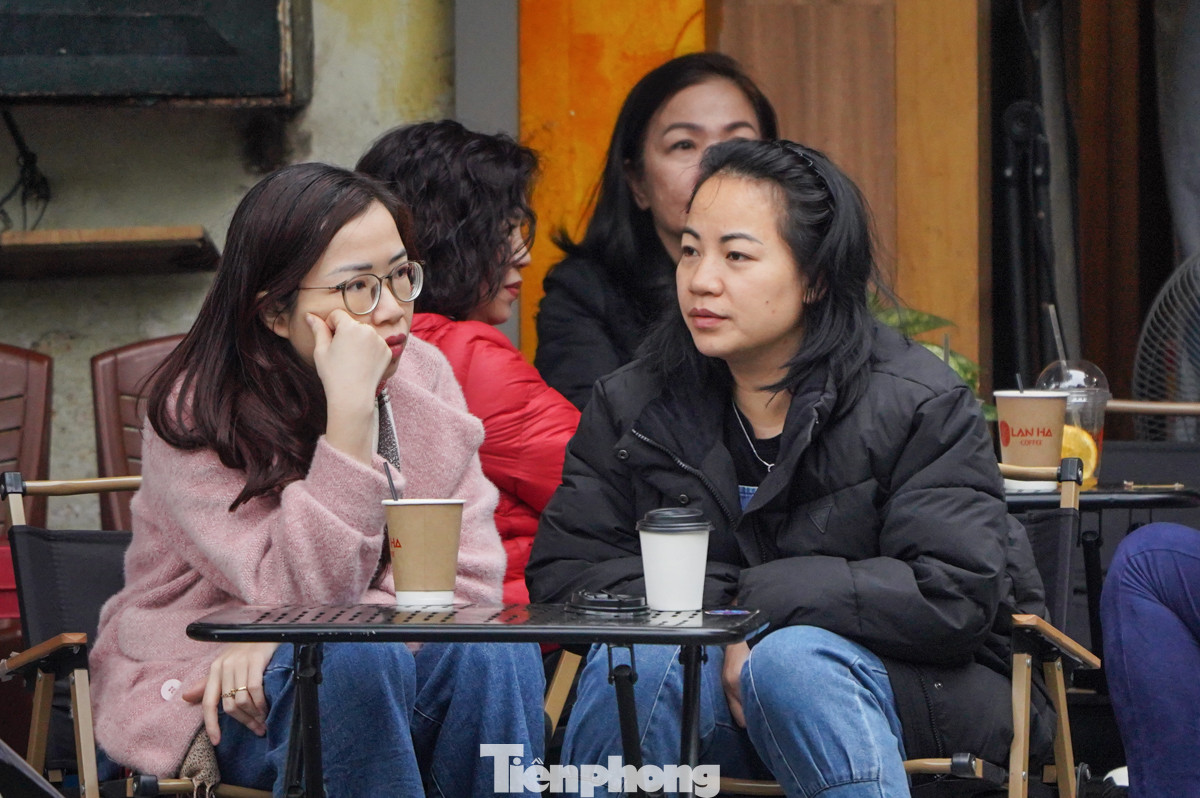 Ngồi trò chuyện, nhâm nhi trà chanh hay uống đồ nóng giữa mùa đông cũng là thú vui được nhiều bạn trẻ yêu thích.