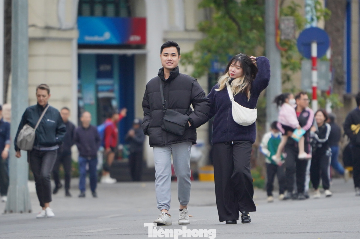 Nhiều bạn trẻ, các cặp đôi tản bộ xung quanh khu vực Hồ Hoàn Kiếm.