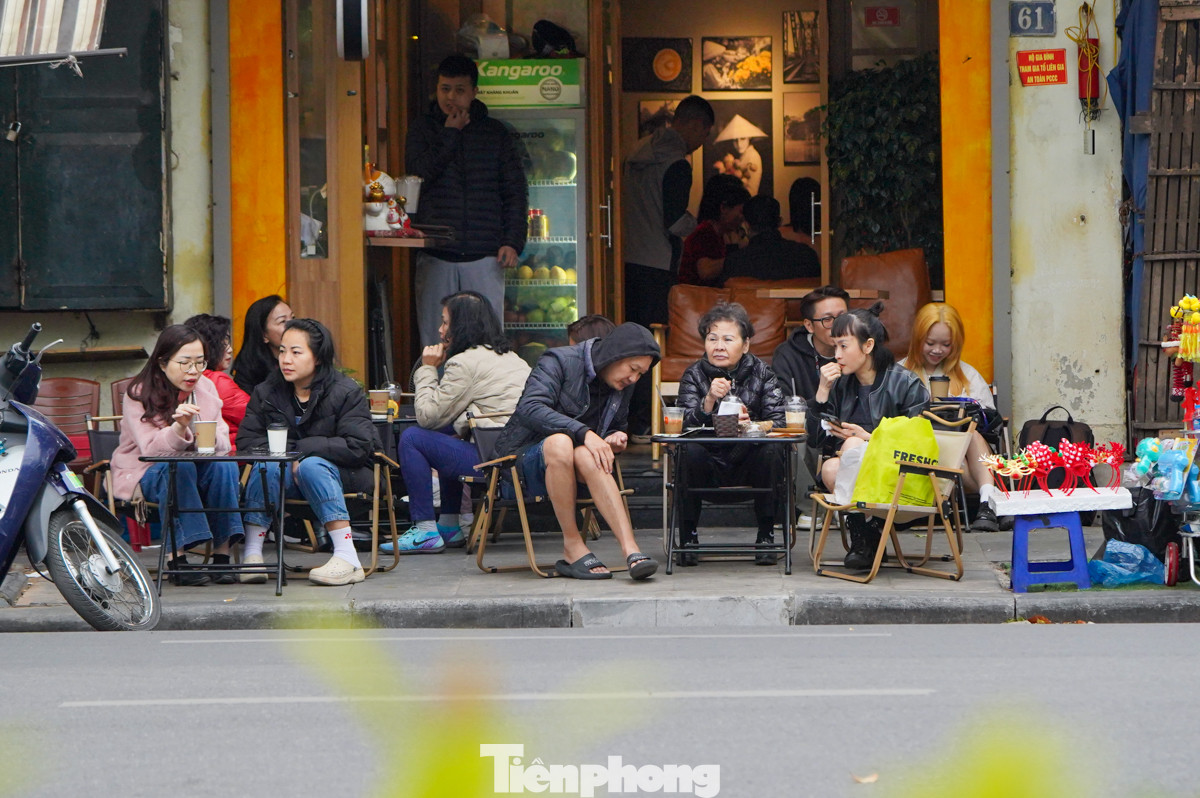 Ngồi trò chuyện, nhâm nhi trà chanh hay uống đồ nóng giữa mùa đông cũng là thú vui được nhiều bạn trẻ yêu thích.