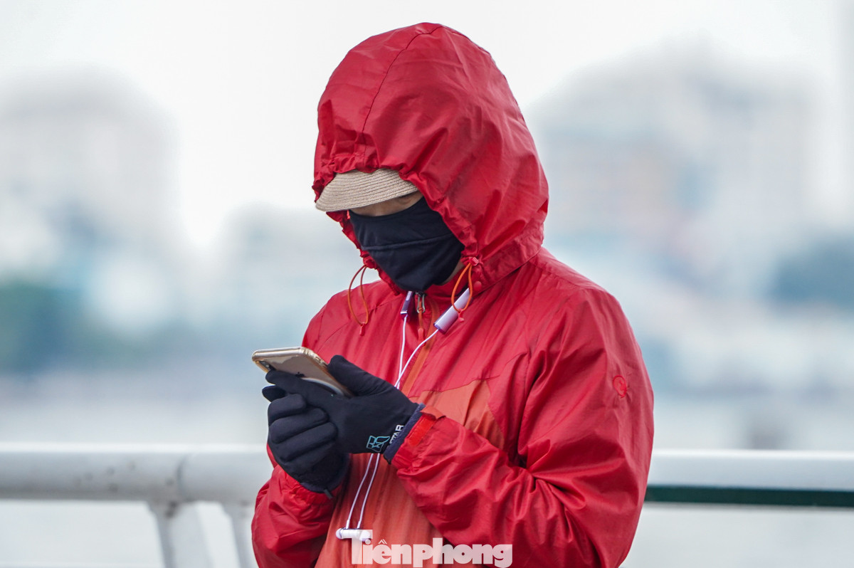 Người dân mang găng tay, bịt kín mít để tránh rét.