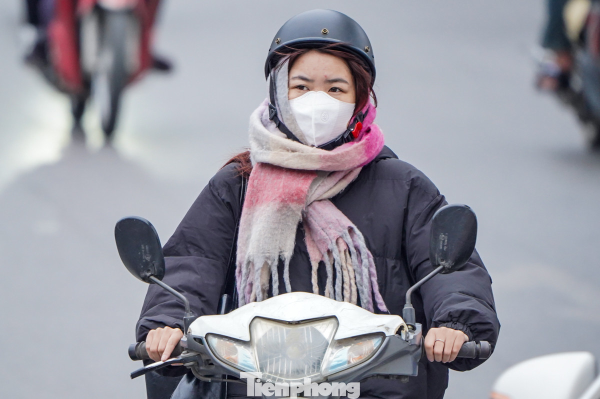 Theo thông tin từ Trung tâm Dự báo khí tượng Thủy văn Quốc gia, sáng sớm 8/12, không khí lạnh đã tác động đến khu vực Bắc Bộ và Bắc Trung Bộ. Tại Hà Nội, trời trở rét, với nhiệt độ thấp nhất trong đợt không khí lạnh này dao động từ 15 đến 18 độ C.