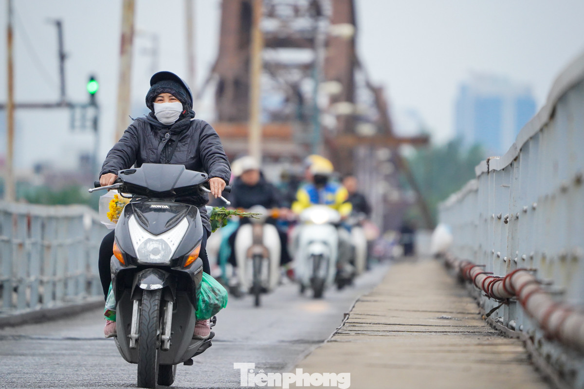 Ghi nhận tại nhiều khu vực như Cầu Giấy, Long Biên, Hồ Gươm... có gió lớn, người dân di chuyển khá khó khăn.