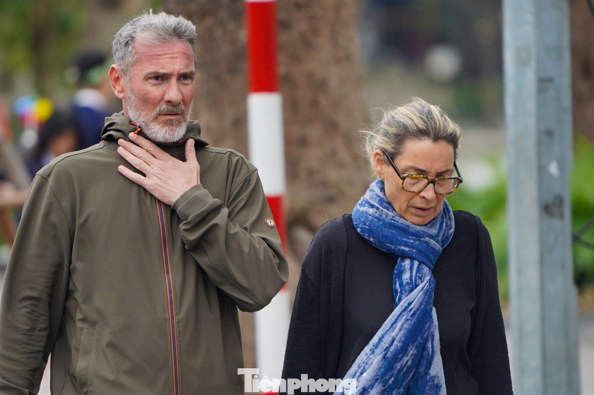 Du khách đã kịp trang bị áo khoác và nhiều phụ kiện giữ ấm để tham quan Thủ đô và tận hưởng không khí đặc trưng của mùa đông Hà Nội.