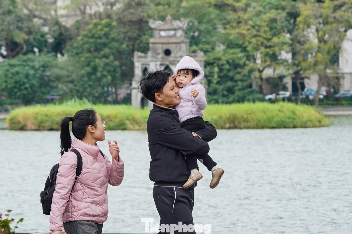 Trên phố đi bộ hồ Gươm, dù thời tiết trở lạnh nhưng nhiều người vẫn tranh thủ đưa gia đình đi dạo chơi, tận hưởng không khí Thủ đô dịp cuối tuần.