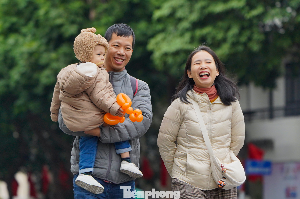 "Hôm nay trời khá lạnh nhưng tôi và vợ đều thấy rất thích. Với chúng tôi, trời rét đi dạo phố cũng thích hơn", anh Trọng (quận Ba Đình) cho hay.