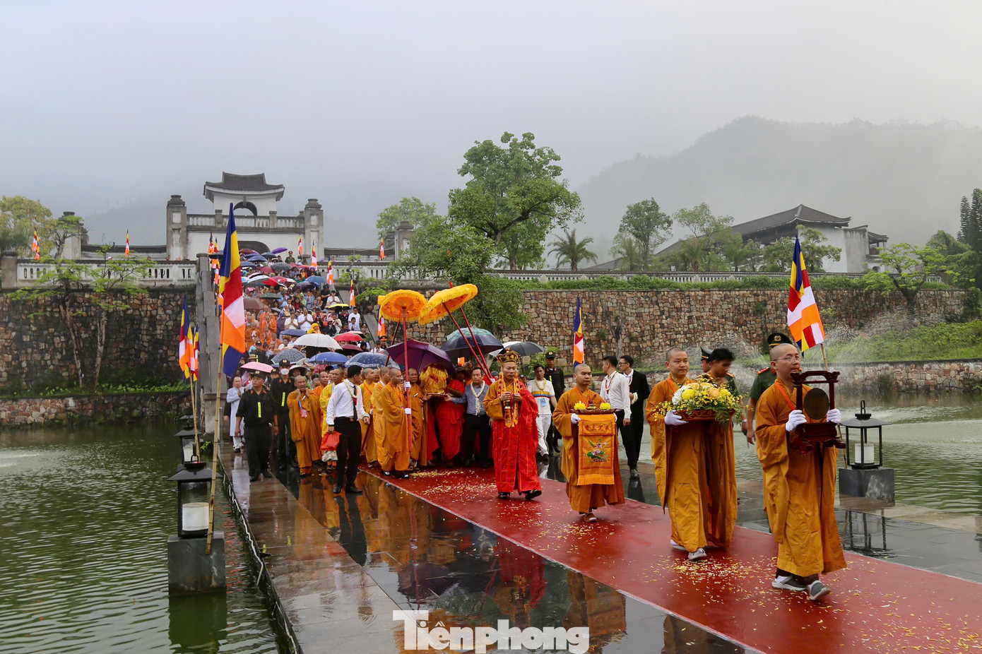 Sáng 28/5, xá lợi Phật được chư tôn đức tăng, ni Giáo hội Phật giáo Việt Nam và Ấn Độ cung rước đến chùa Chuông (Hưng Yên) sau thời gian tôn trí tại Cung Trúc Lâm Yên Tử (Quảng Ninh).