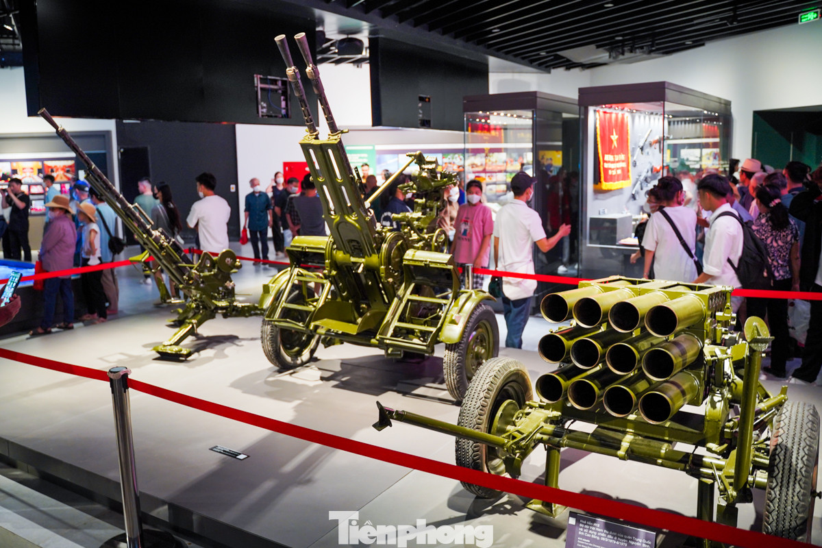 Mở cửa vào đầu tháng 11/2024, Bảo tàng Lịch sử Quân sự Việt Nam đã thu hút đông đảo người dân tham quan. Tuy nhiên, đã có những hình ảnh không đẹp và gây phản cảm. Trước tình trạng trên, Ban Quản lý Bảo tàng Lịch sử Quân sự Việt Nam đã chăng dây bảo vệ quanh để hạn chế người dân lại gần hiện vật.