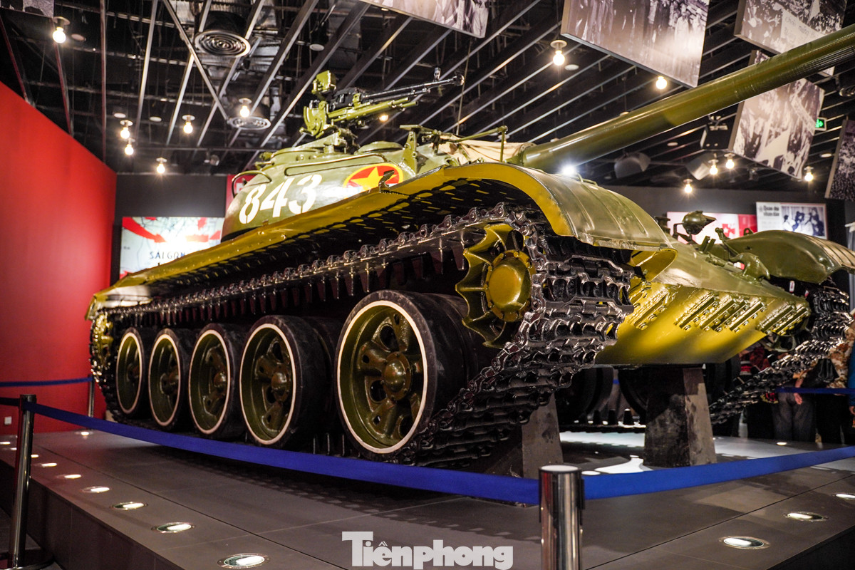 Hàng rào bằng dây mềm được căng tại khu vực trưng bày xe tăng 843 - một trong 4 Bảo vật Quốc gia đang lưu giữ tại bảo tàng.