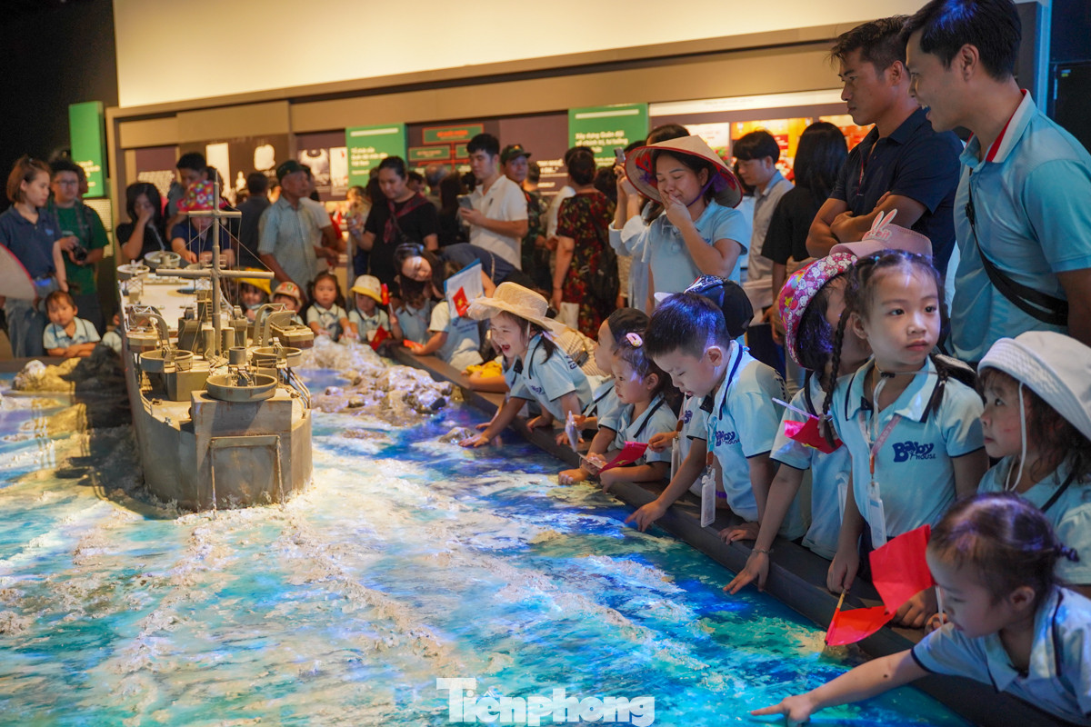 Tình trạng người lớn và trẻ em sờ vào hiện vật đã giảm đáng kể.