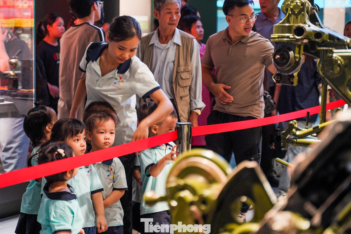 Nhiều nhóm học sinh được các cô giáo hướng dẫn vào bảo tàng, các em xếp hàng và di chuyển theo thứ tự.