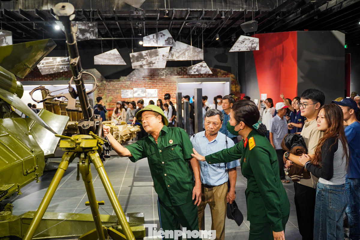 Tuy nhiên, một số ít người vẫn thể hiện sự tò mò sờ vào những khẩu pháo, mảnh vỡ máy bay… Các cán bộ của bảo tàng nhanh chóng đến nhắc nhở.