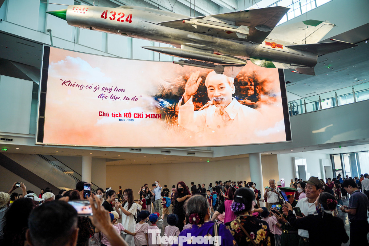 Bảo tàng Lịch sử Quân sự Việt Nam đang là điểm tham quan được đông đảo người dân Hà Nội, các tỉnh thành và khách quốc tế yêu thích tìm đến. Bảo tàng mở cửa tất cả các ngày trong tuần, trừ thứ 2 và thứ 6.