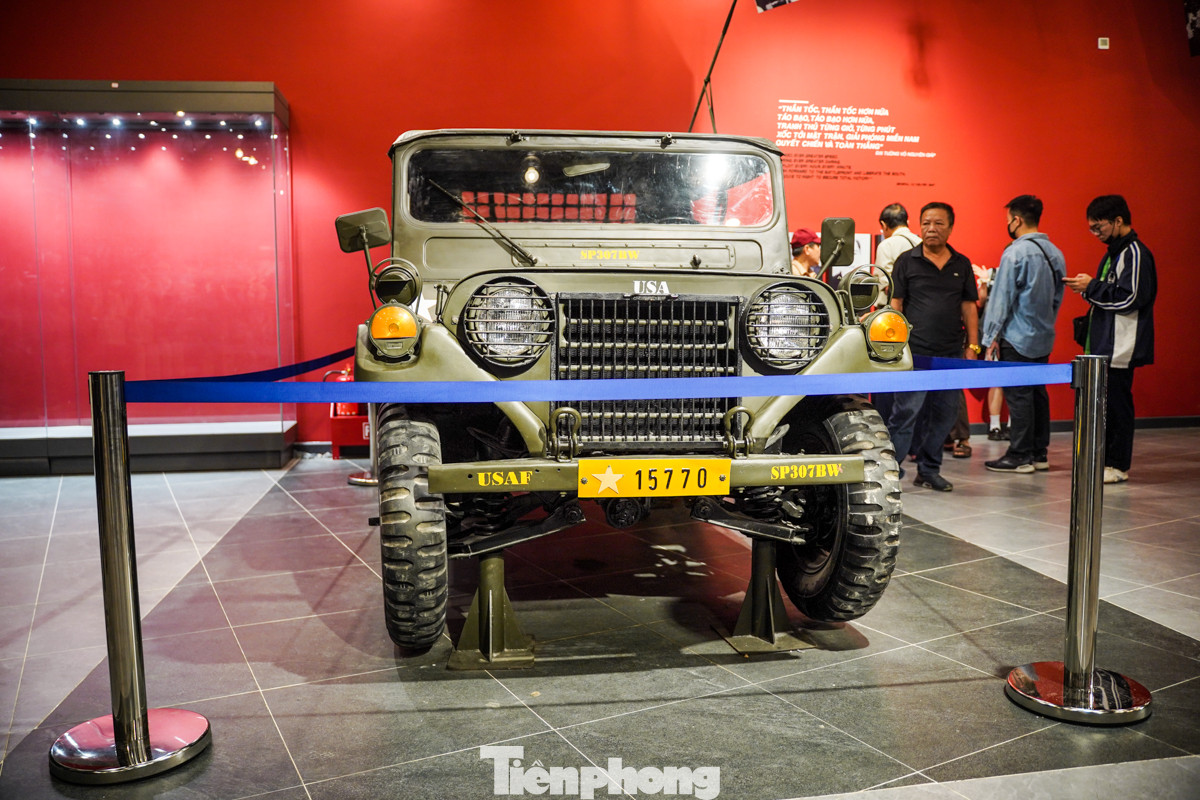 Chiếc xe Jeep mang biển số 15770 cũng được chăng dây để du khách giữ khoảng cách.